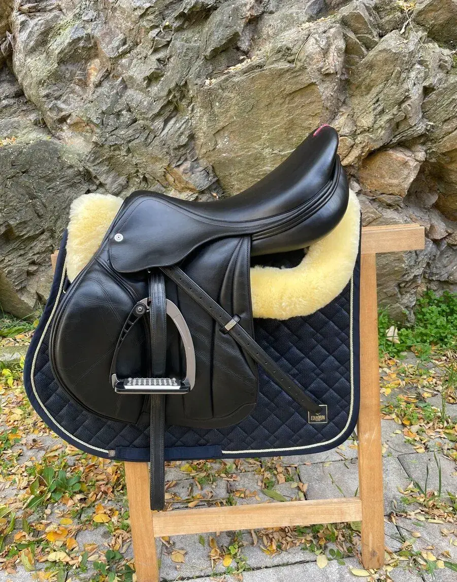KONTAKTNÍ SKOKOVE SEDLO EQUIPE CARBON E-K 26 POSEDLI 17,5/2