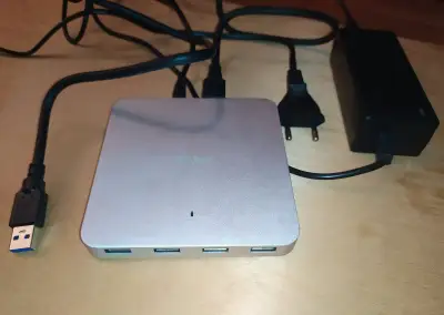 Napájecí i-tec USB 3.0 hub s 10 porty a adaptérem