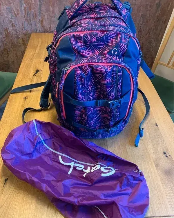 Školní batoh Ergobag, Satch + pláštěnka