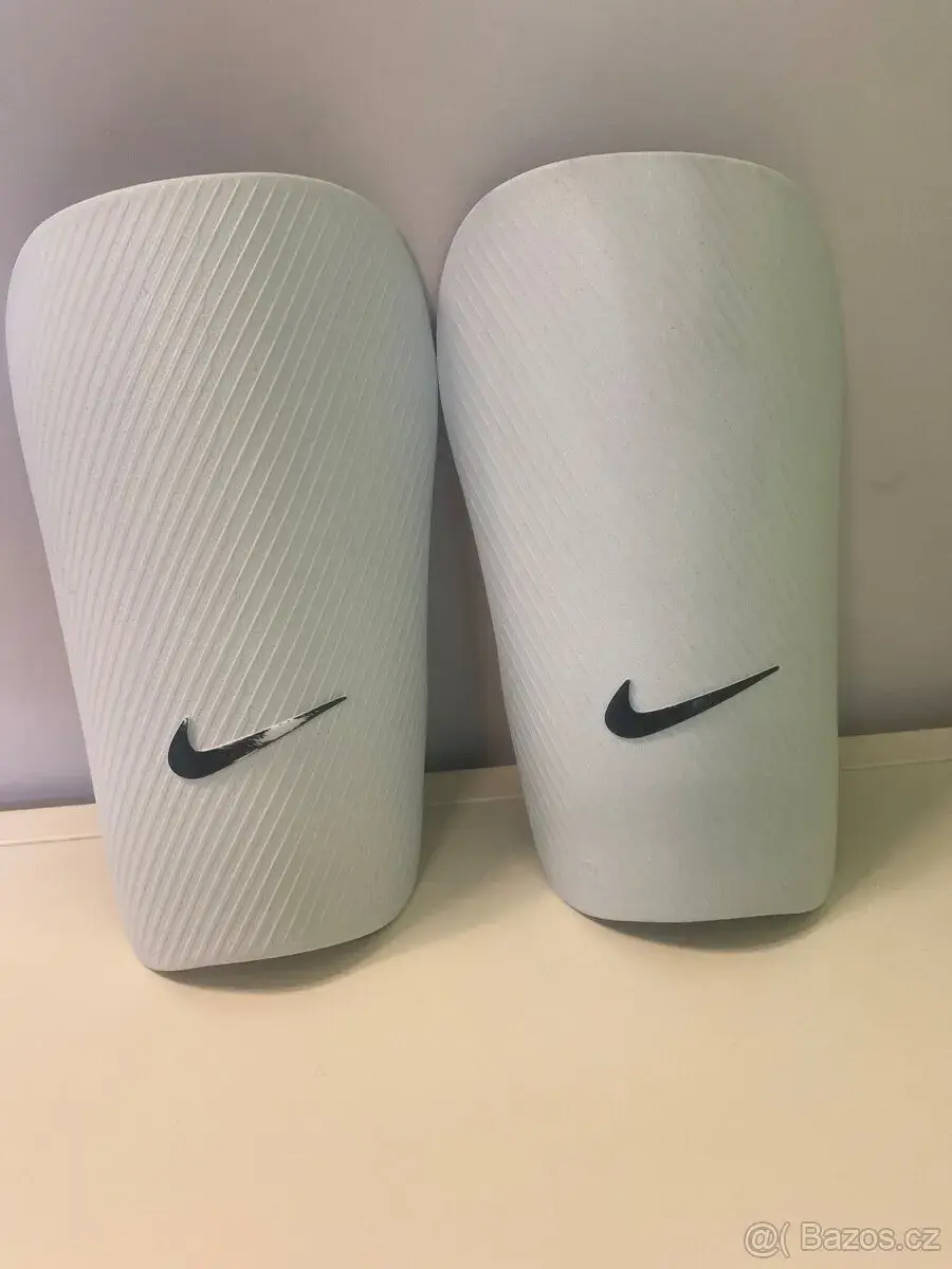 fotbalové chrániče nike