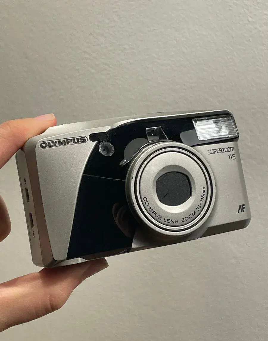 Olympus Superzoom 115 – analogový fotoaparát na kinofilm