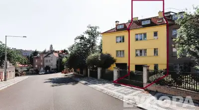 Čtyřpatrový řadový rodinný dům, 2 byty, garáž, zahrada- Prah