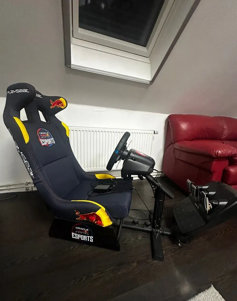 Závodní simulátor– set Redbull + logitech