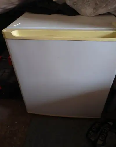 Malá lednice Candy s mini mrazákem