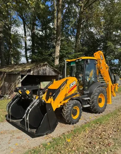 NOVÝ traktorbagr JCB 3CX, rok výroby 2026.