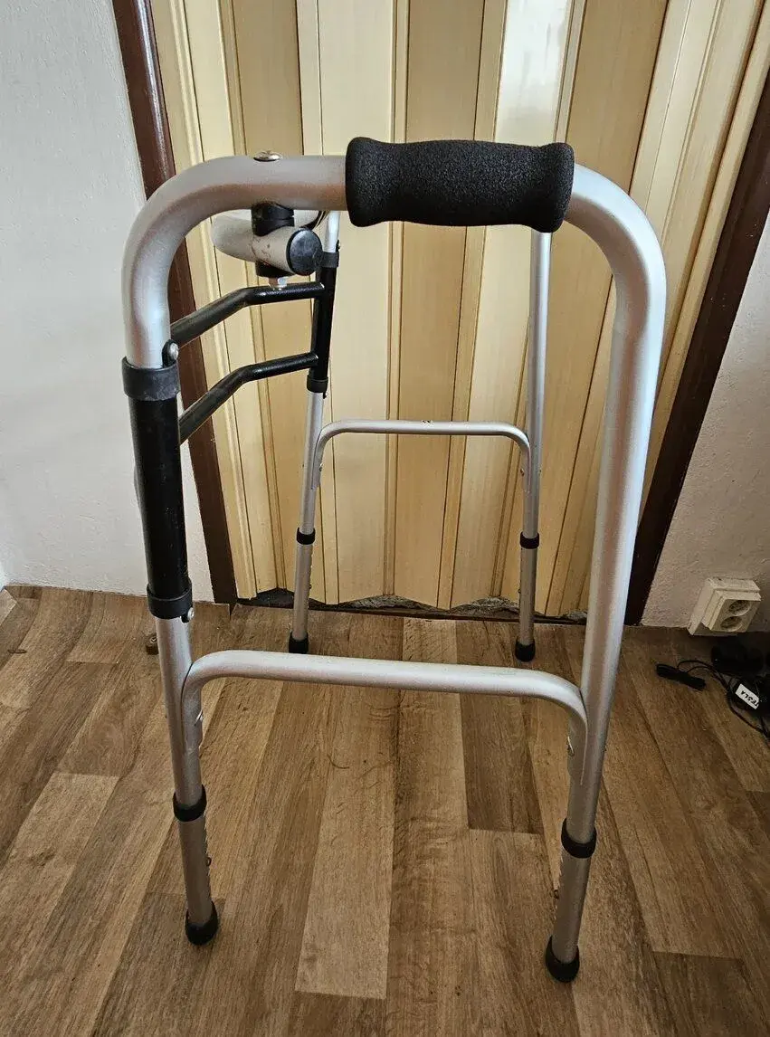 Skládací čtyřbodové chodítko pro seniory