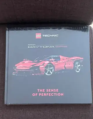 LEGO® 5007627 Kniha Ferrari Daytona SP3 The Sense of Perfect