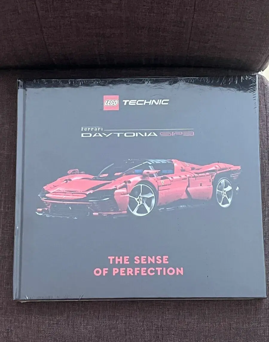 LEGO® 5007627 Kniha Ferrari Daytona SP3 The Sense of Perfect