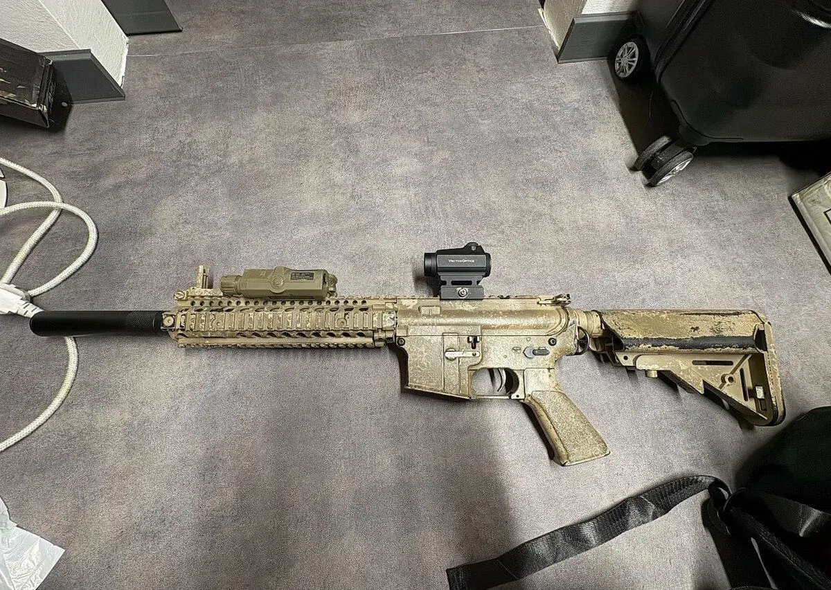 Airsoftová puška M4 / M4A1 Custom + kolimátor Vector Optics