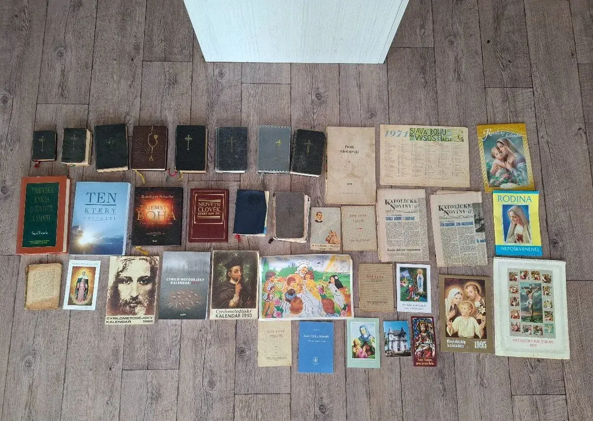 Náboženskě knihy a materiály, křesťanství, budhismus