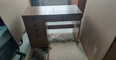 Starý šicí stůl