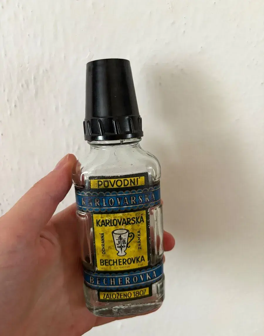 Stará lahvička od Becherovky