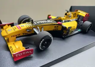 F1 RENAULT SHOWCAR 2010 ROBERT KUBICA MINICHAMPS 1:18