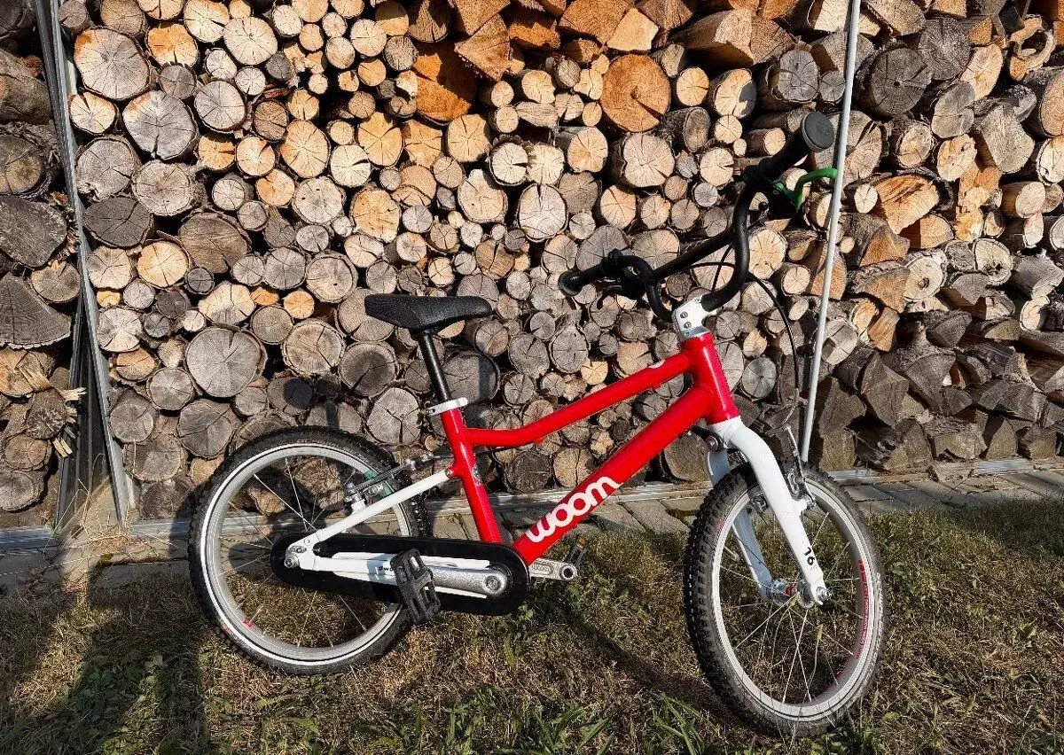 Dětské kolo Woom 3 - červená, 16", originál Woom stojánek