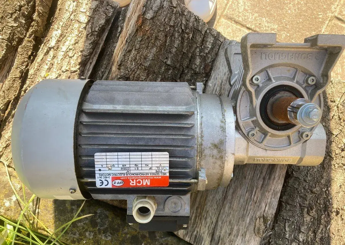Elektrický motor s převodovkou