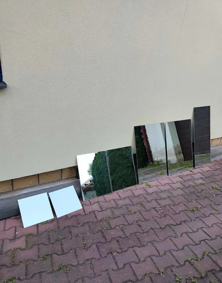 Zrcadla v sadě