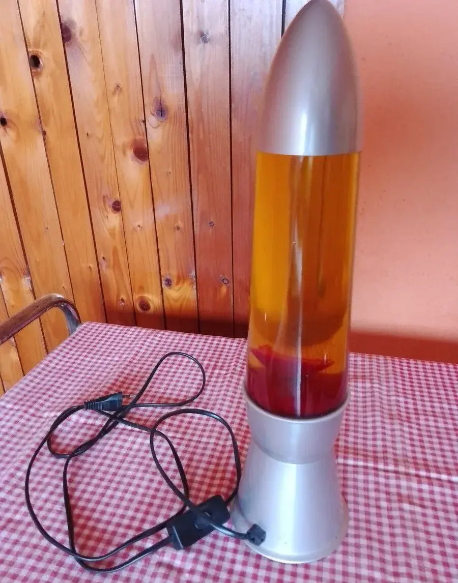 Ozdobná svíticí lampa s barevnou hmotou uvnitř