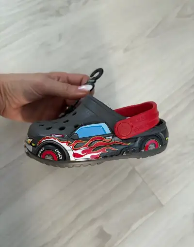 Nove crocs c6 vel 22-23