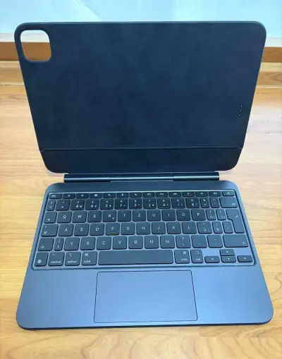 Magic Keyboard k 11palcovému iPadu Pro (M5) – český – černý