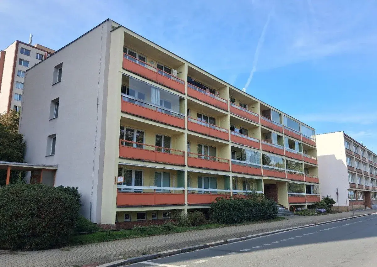 Pronájem slunného bytu 1+kk s velkou lodžii, Karlovina