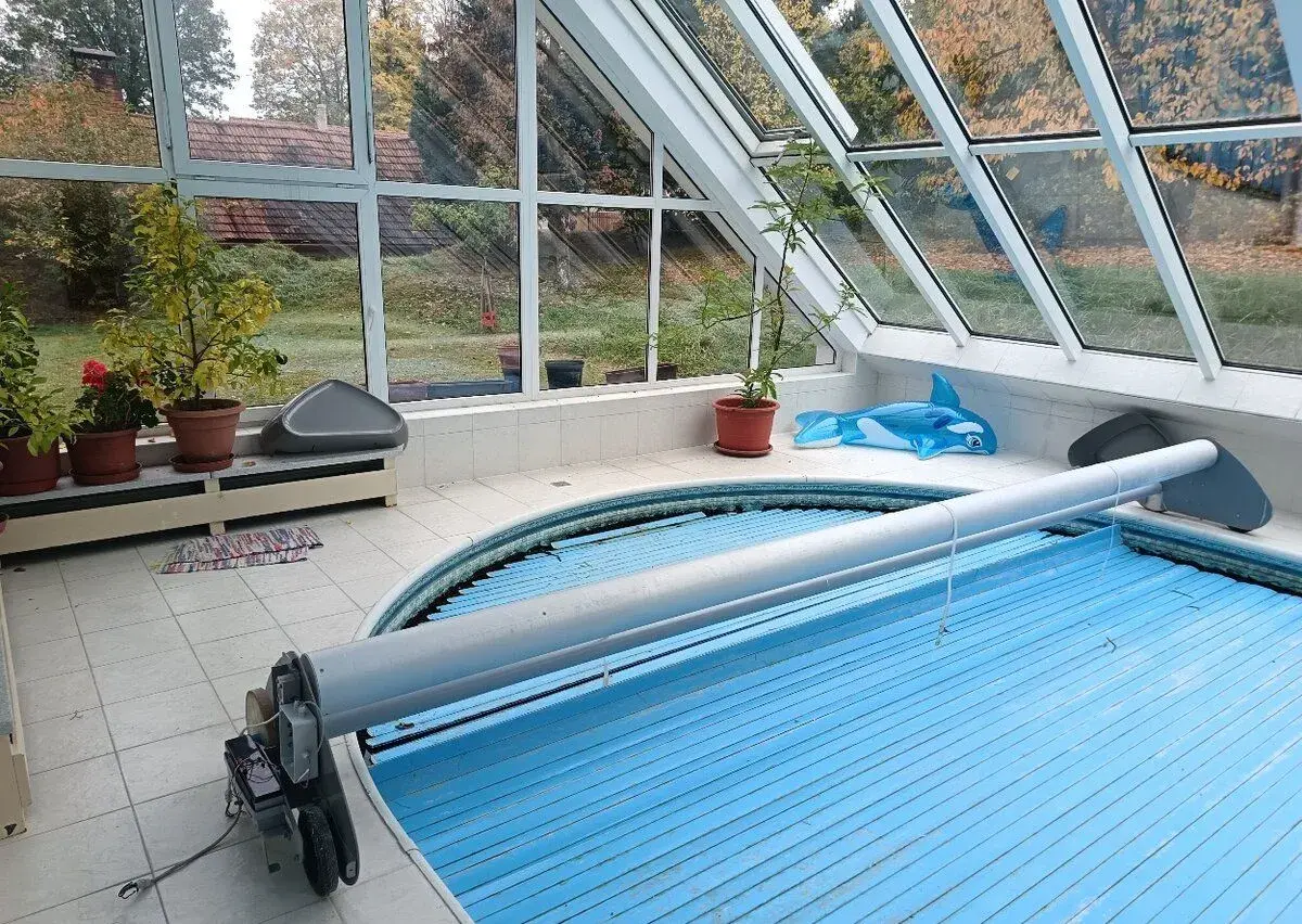 Automatické lamelové zakrytí bazénu s elektrickým pojezdem –