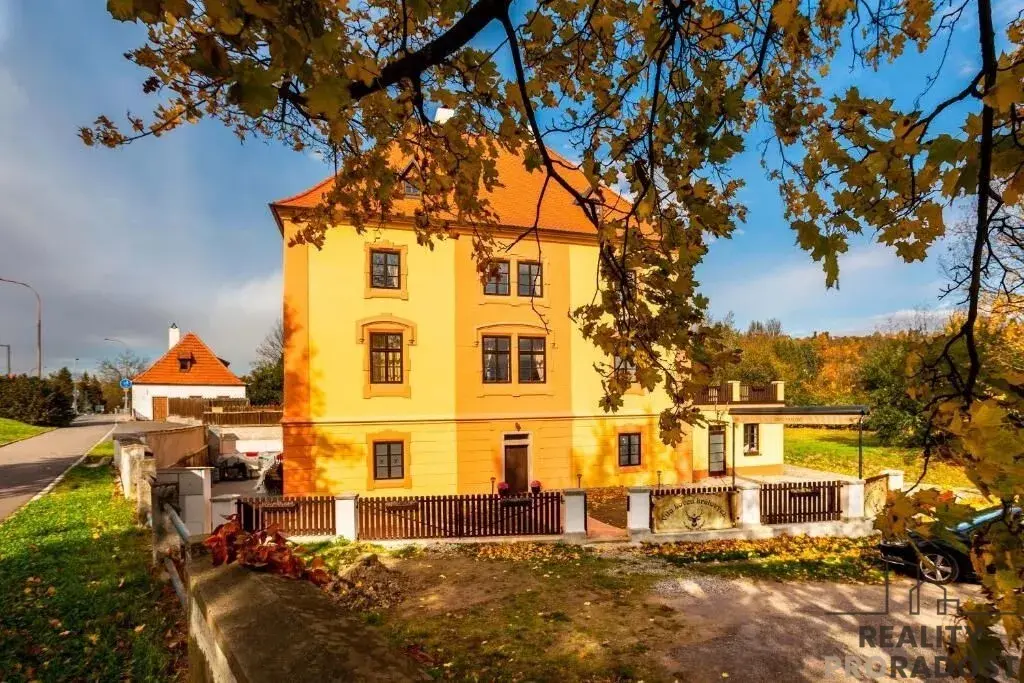 Zavedený a nově zrekonstruovaný hotel přímo pod zámkem Český