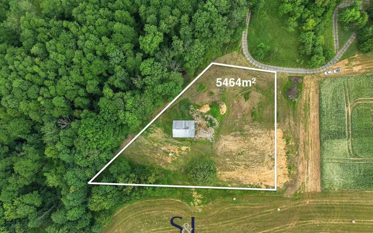 Prodej stavebního pozemku 1145 m² + 4 319 m² soukromí - Heřm