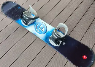 Starší snowboard o velikosti 141cm.