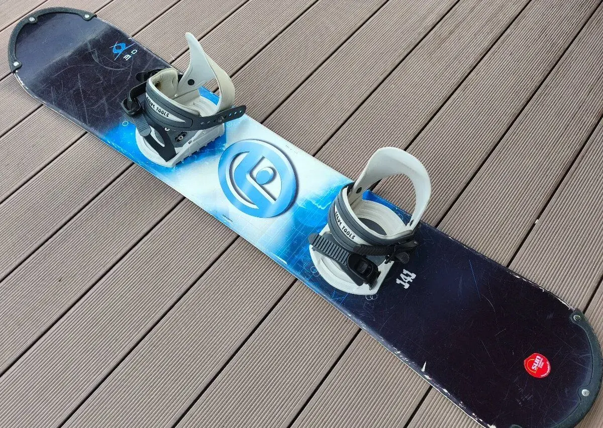 Starší snowboard o velikosti 141cm.