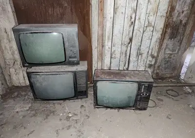 Staré televize Tesla + vysavač ESA