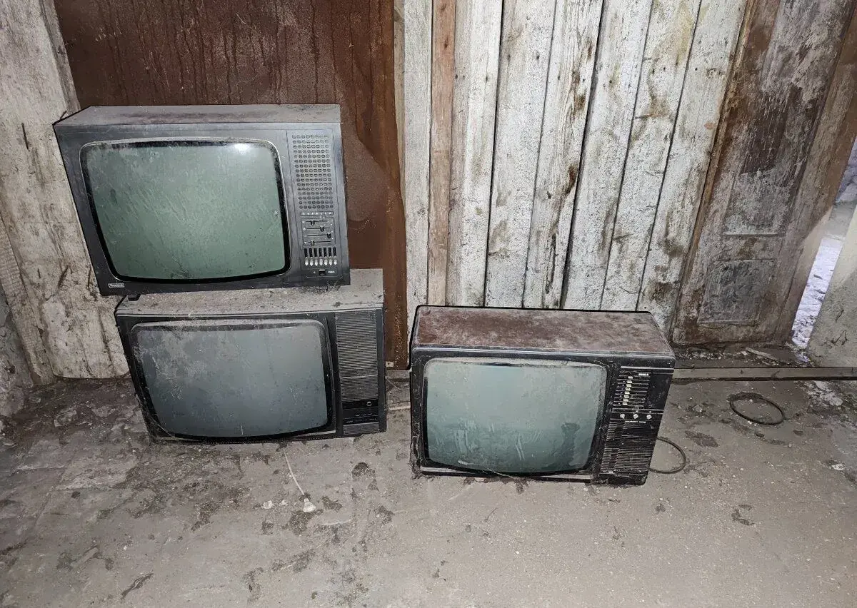 Staré televize Tesla + vysavač ESA