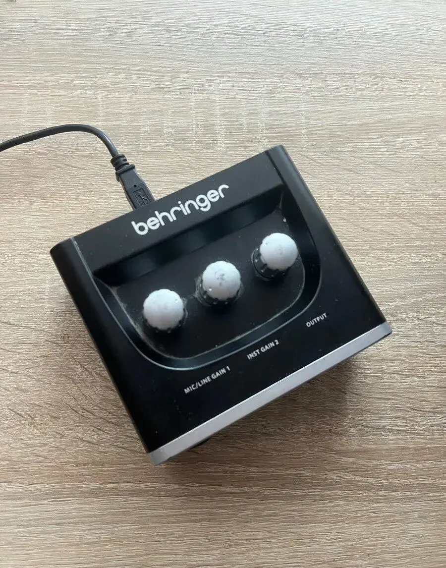 Behringer U-Phoria UM2 – externí USB zvuková karta