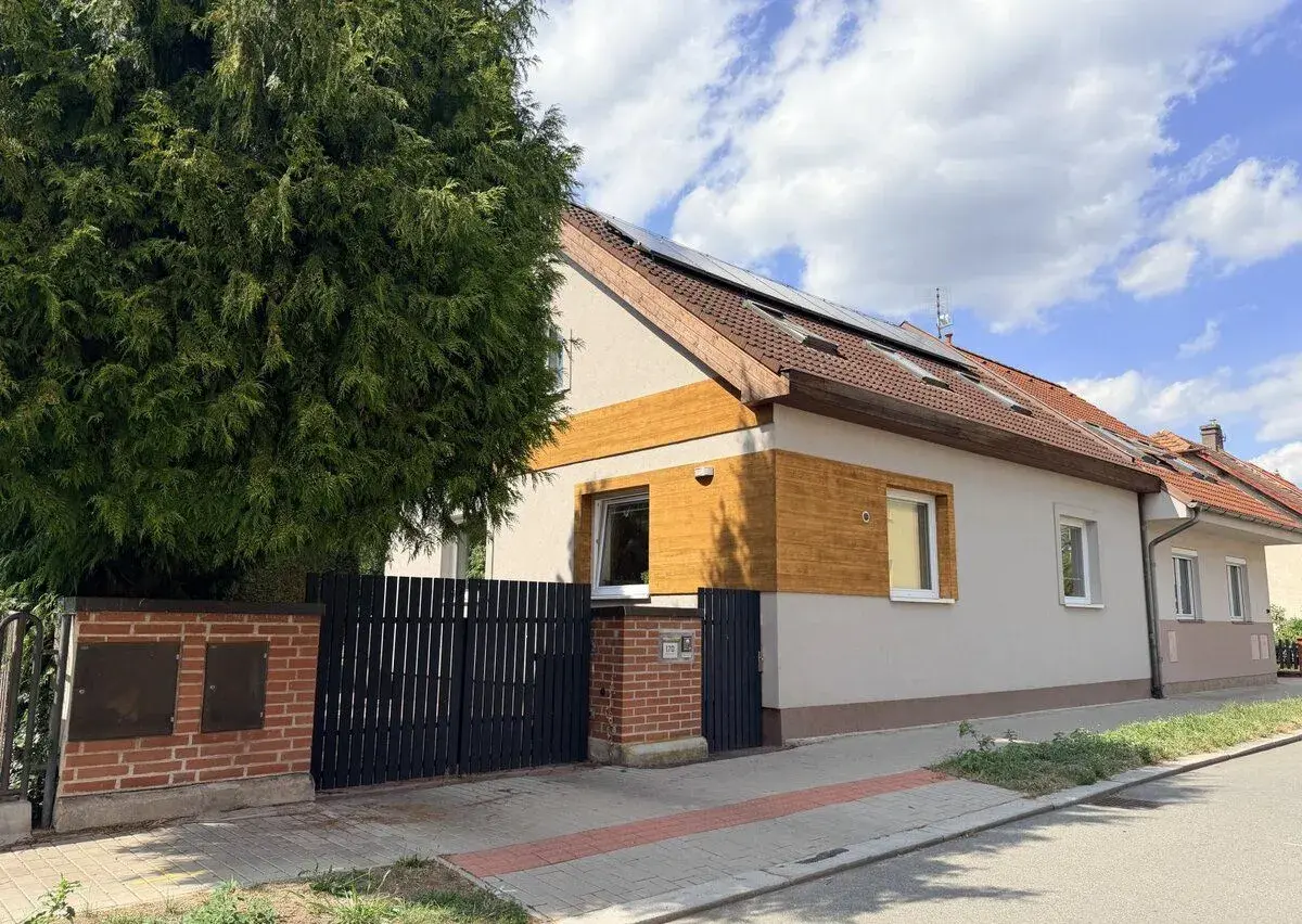 Pronájem prostorného rodinného domu 5+kk se zahradou a bazén