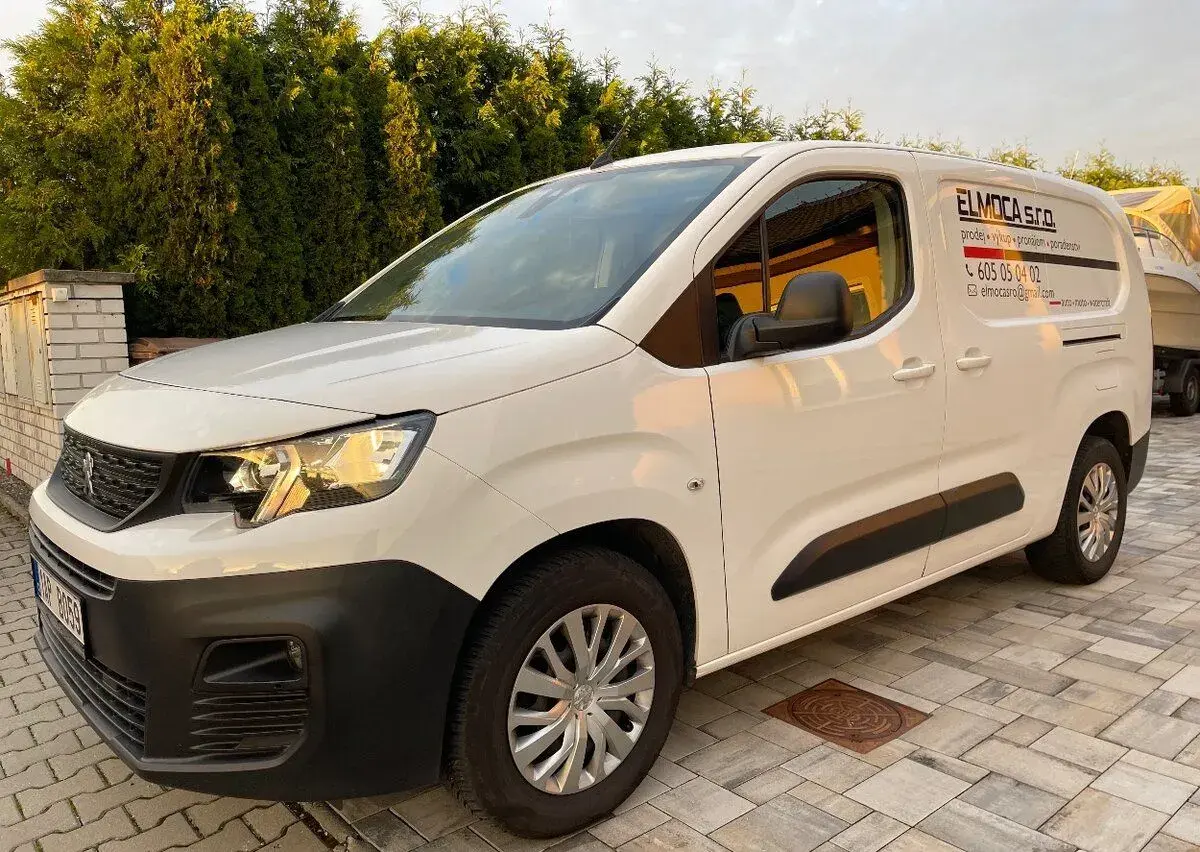 Pronájem malé dodávky – 3 místa, 2x šoupačky, úsporný diesel