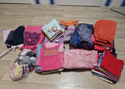 Balík oblečení pro holku vel. 110 cca 70 kusů