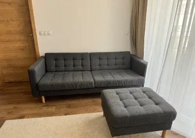 IKEA - Šedá pohovka + taburet – jako nová