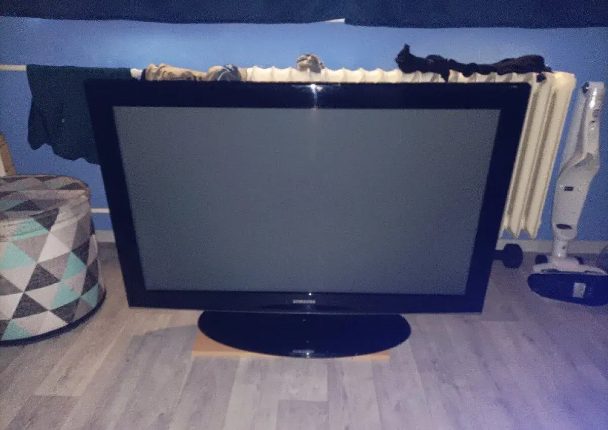 Starší plazma Samsung 107 cm
