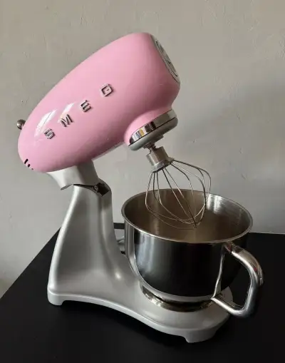 Robot Smeg - pouze 2x použitý jako nový