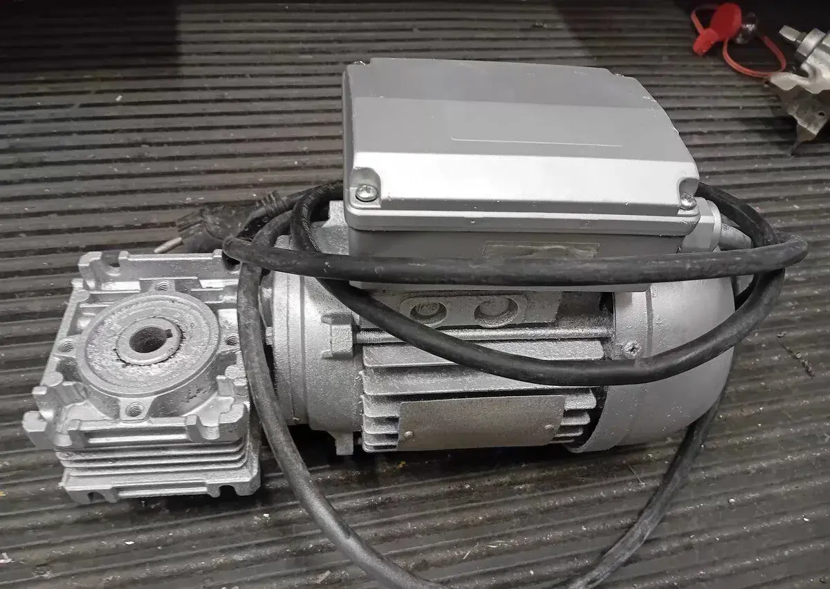 Motor s převodovkou