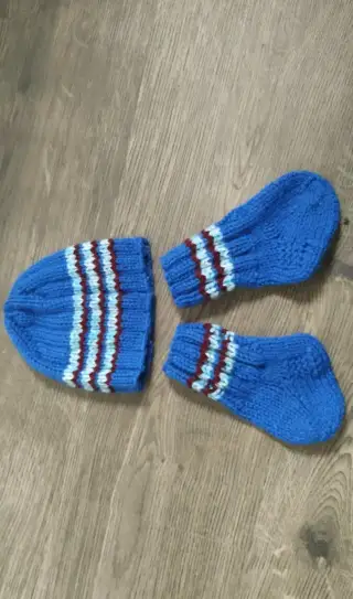 NOVÉ New born pletené čepice a ponožky vel. 56