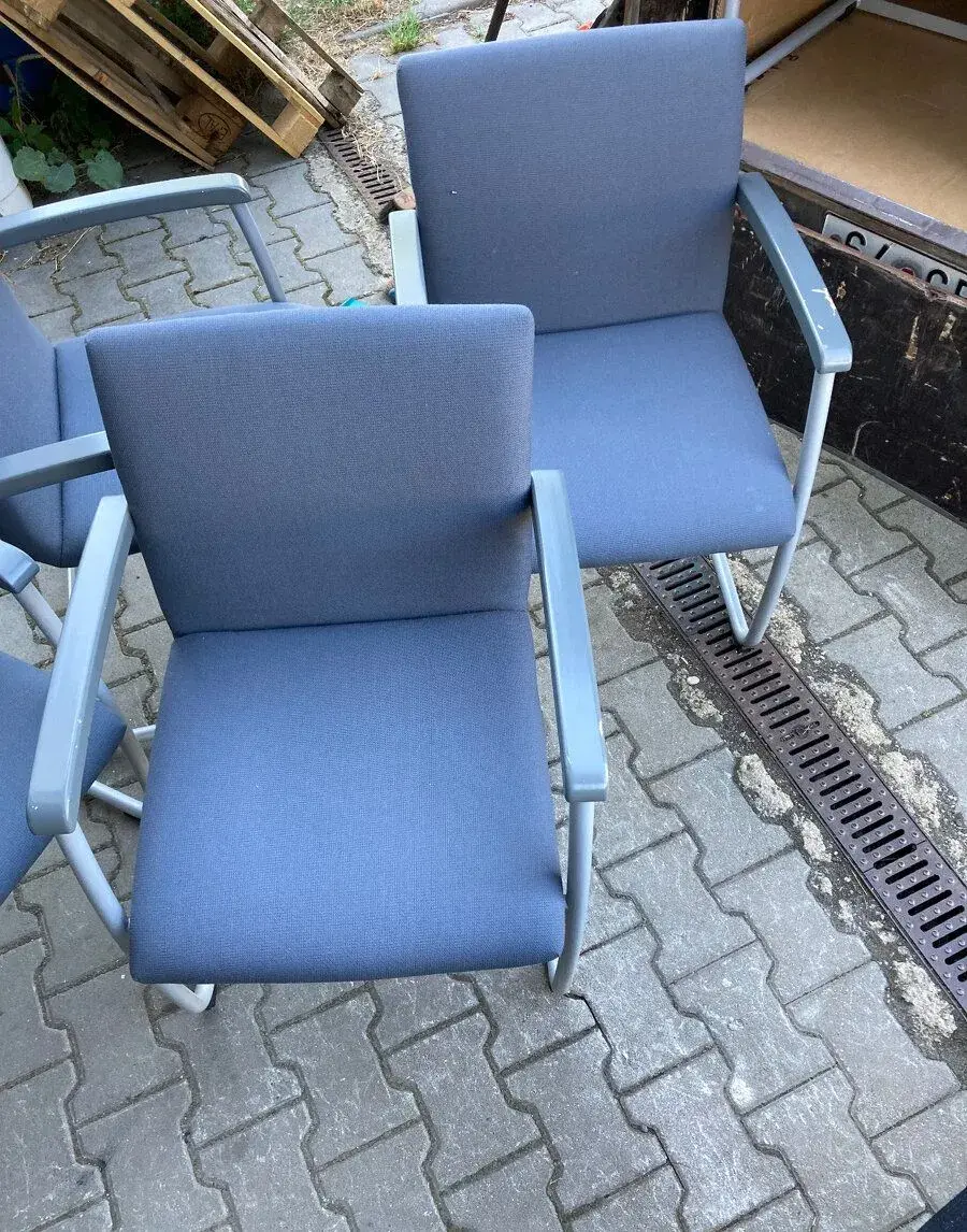 Židle kovová čalouněná látkou moderní použitá 300 kč