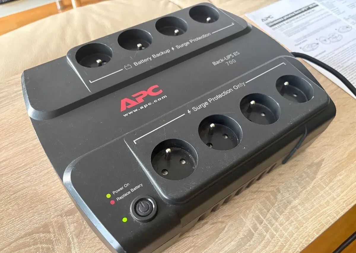 Profi UPS APC 700VA