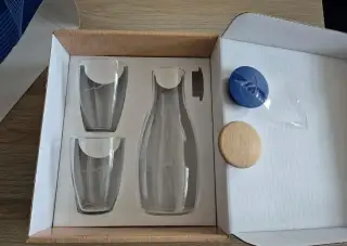 Nová karafa, 2 skleničky, 2 druhy víček, nepoužitá