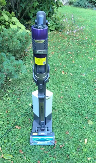 Tyčový aku vysavač Shark PowerDetect s automatickou v