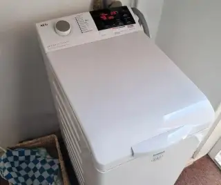AEG vrchem plněná pračka AEG vrchem plněná pračka