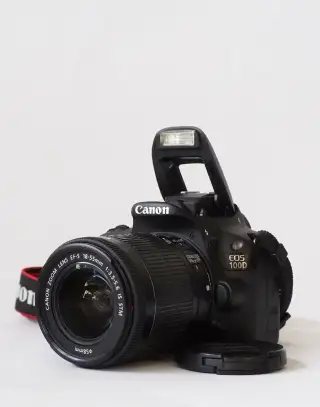 Canon EOS 100D + objektiv EF-S 18-55mm IS STM – Pěkný stav