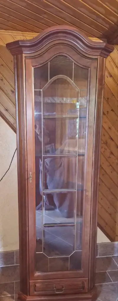 Podsvícená rohová skříň.