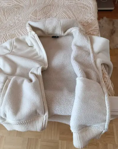 bílá mikina s kožíškem