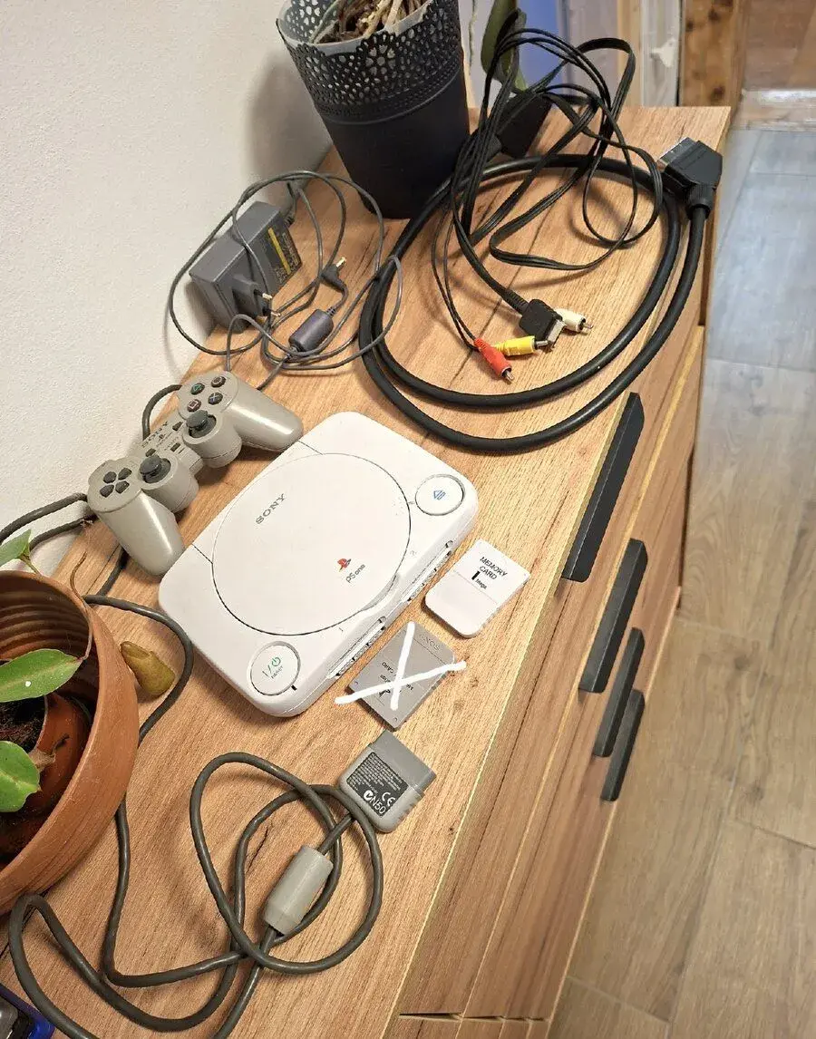Playstation 1 PS1 slim + 1 paměťová karta + příslušenství