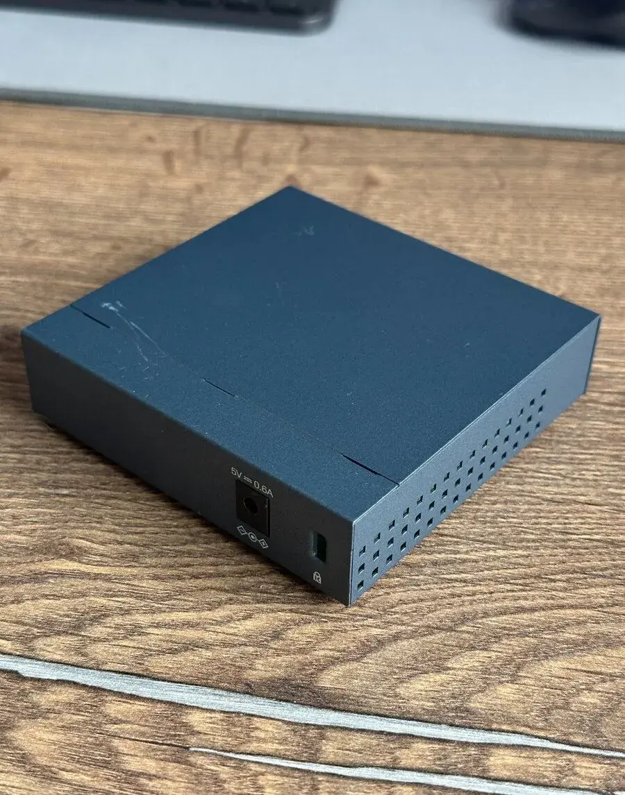 TP-Link TL-SG105 5-port Gigabit switch + adaptér